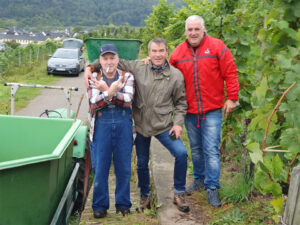 Erwin mit Traubenbütt, Micki, Walter.