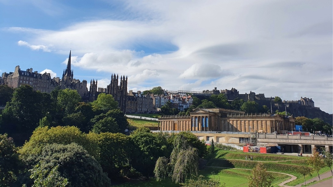 Blick von der Princes Street auf die Silhouette von Edinburgh